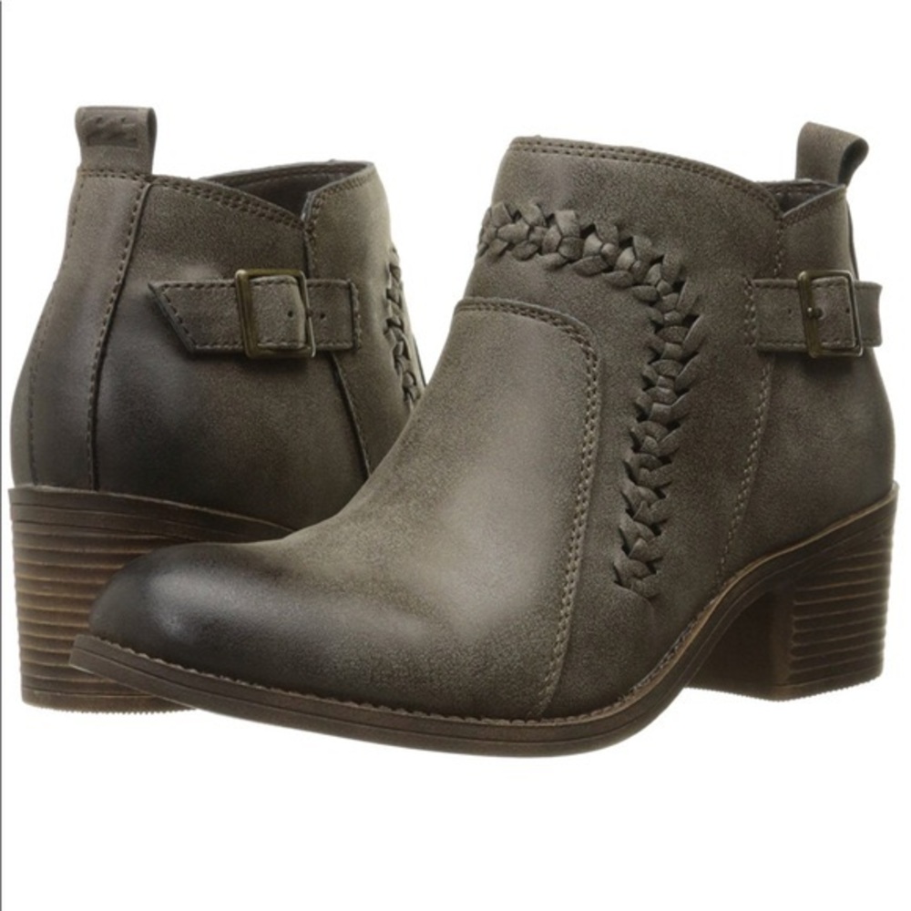 Billabong Take A Walk Ankle Bootie (9.5M)
